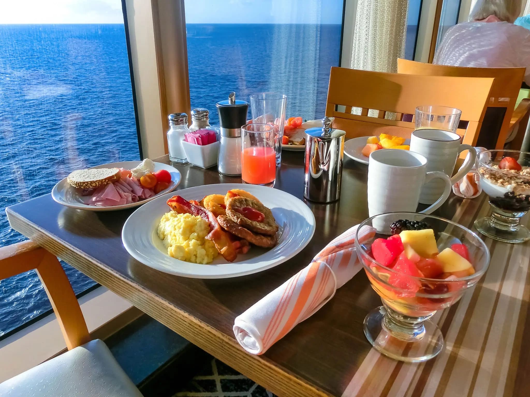 Vue aérienne sur un lagon turquoise et un navire